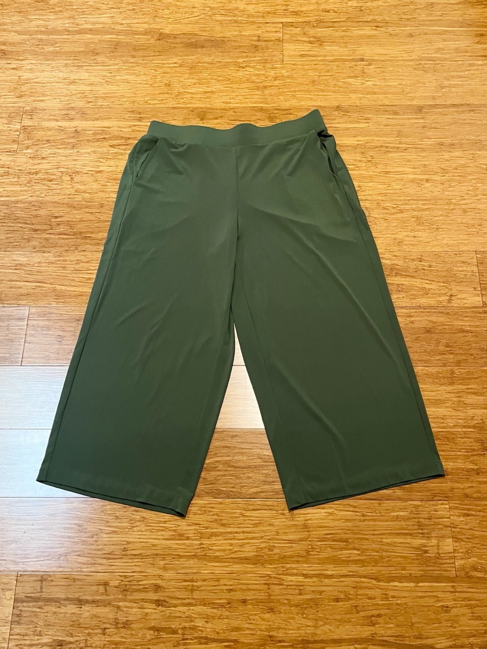 Torrid Wide-Leg Pull-On Cropped Green Stretchy Pants elastic waist. Pockets. Med